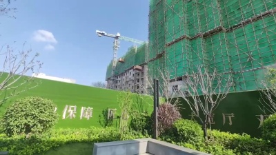 施工进度播报，1号楼全面封顶正在拆架子，2号楼已施工到14层